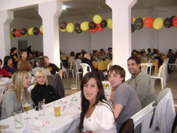 Jóvenes socios de la Euskal Etxea de Santa Fe el pasado domingo en la Fiesta de las Colectividades