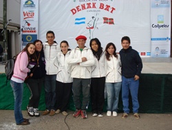 Nerea, Grilla, Oski, Itziar, Grillo, Leonela, Valeria y Manuel en el Dantzari Eguna de Cañuelas