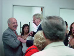 El reelegido presidente, Jon Kepa de Erquiaga (izda) conversa con Néstor Mendia, revisor de cuentas suplente, bajo la mirada de Paula Barquin, en una foto de archivo (foto EuskalKultura.com)