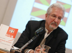 Karoly Morvay durante la presentación, con un ejemplar de la gramática vasco-húngara (fotos I.Cervantes)