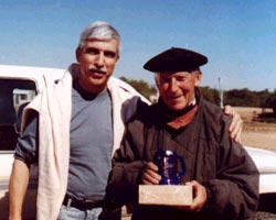 El ahora reelegido presidente del CV del Chaco, José Christian Echavarría, en una foto de archivo junto a aita Severiano Aiastui, 'El cura caminador'