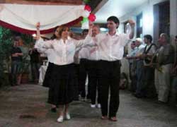 Grupo de dantzaris encabezado por Aitor Alava en la fiesta del Euskera de Euskaltzaleak el pasado diciembre (foto EuskalKultura.com)