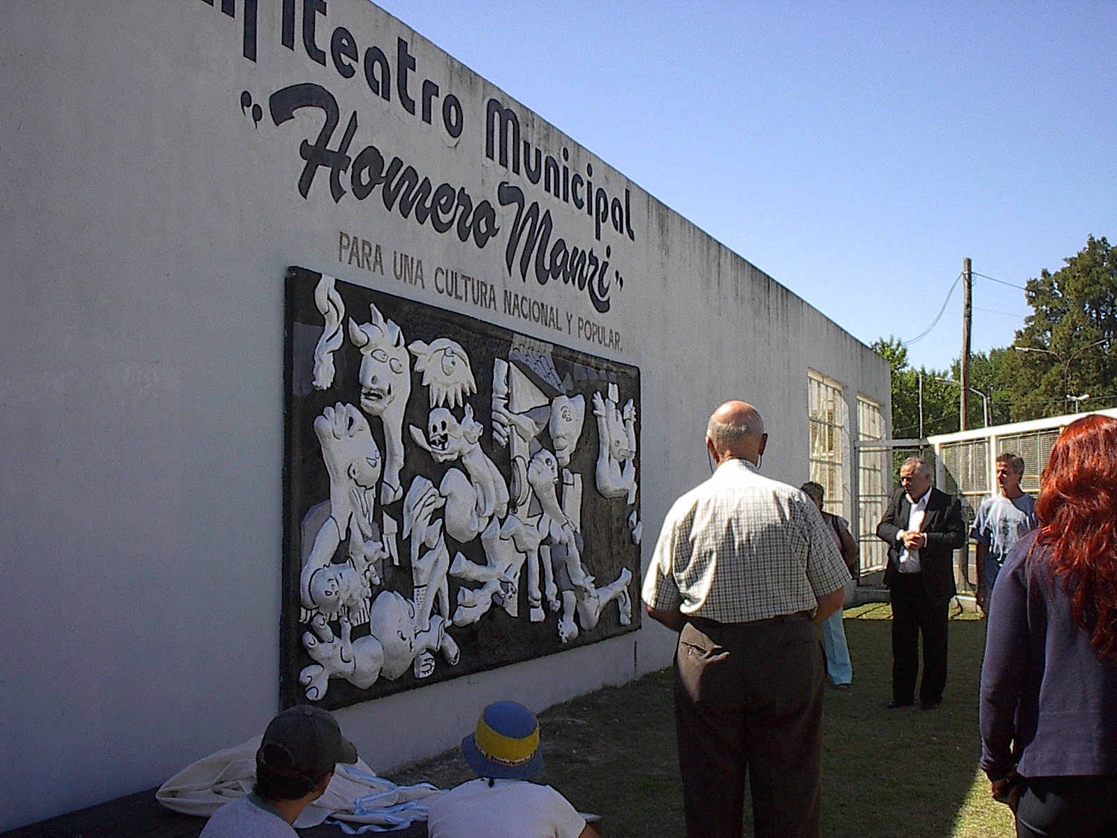 Inauguración por parte de la Municipalidad de Guernica, con participación del Centro Vasco local, de un mural reproduciendo el 'Guernica' de Picasso