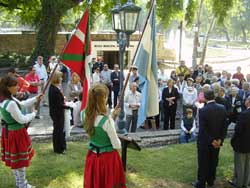 La comunidad vasca de Mendoza participó en el acto de inauguración de 'Robles por la Paz'