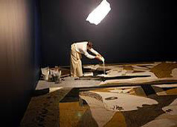 Lee Mingwei creando su Gernika de arena para una exhibición en Londres en 2006