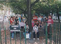 El Centro Vasco Denak Bat de Mar del Plata conmemoró el 71 aniversario del bombardeo de Gernika junto al retoño del Árbol de Gernika