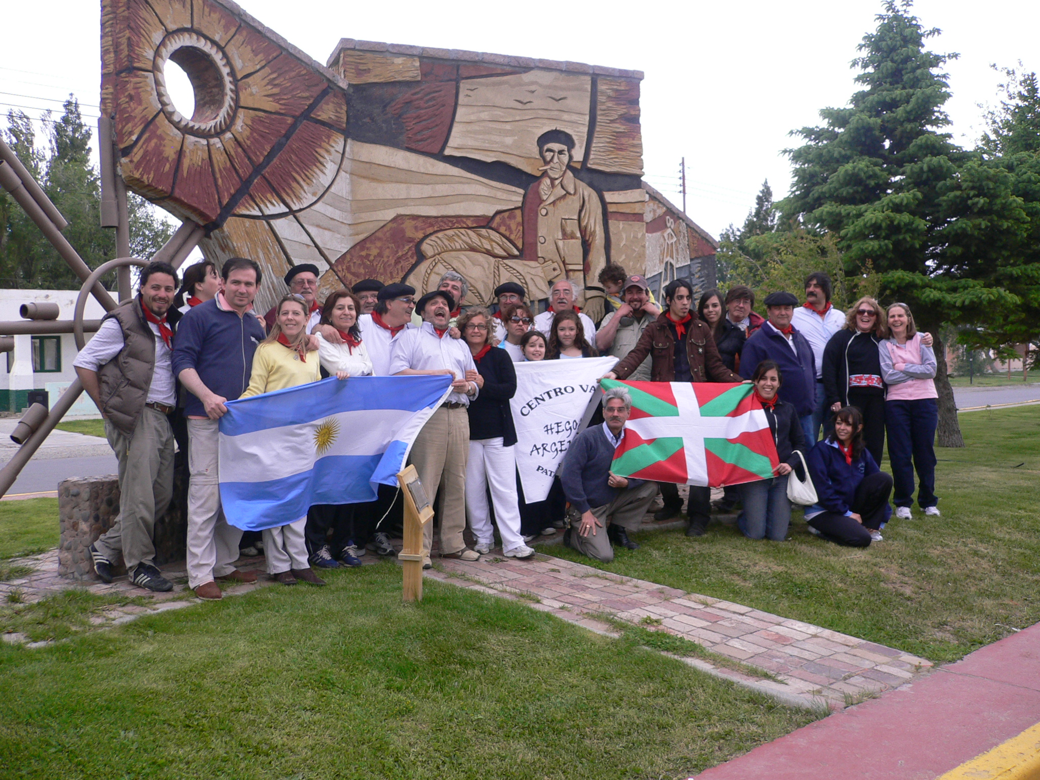 Miembros de 'Hegoalde Argentinarra' frente al monumento a Guillermo Larregui, el 'Vasco de la Carretilla'