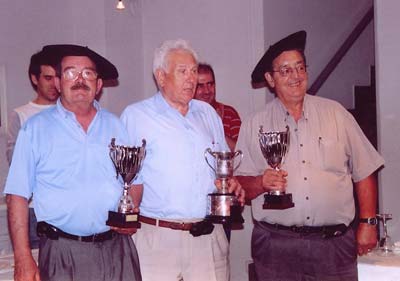 Campeones de Mus de Euskal Etxea de Valencia, Urrutia, Dorronsoro y Najarro en una imagen de archivo