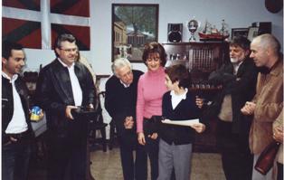 Miembros de Euskal Etxea de Salou entregando premios a escolares en la sede de la entidad