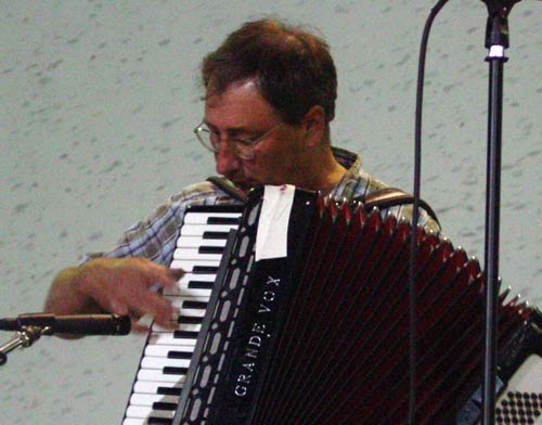 Jean Flesher playing accordion in Bakersfield (photo EuskalKultura.com)