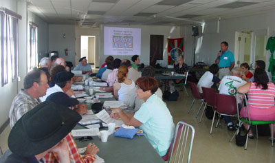 El representante del centro Alkartasuna Martin Goikoetxea se dirige a los delegados de NABO reunidos en Rock Springs (foto EuskalKultura.com)