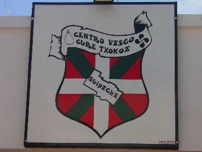 Logo de la euskal etxea sobre la puerta sde acceso a su sede (foto EuskalKultura.com)