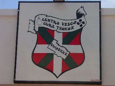 Logo of the Suipacha Basque Club at its headquarters (photo EuskalKultura.com)