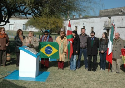 Representantes de la euskal etxea victoriense junto a los representantes de las demás colectividades presentes en Victoria en los actos del Día del Inmigrante en septiembre de 2008