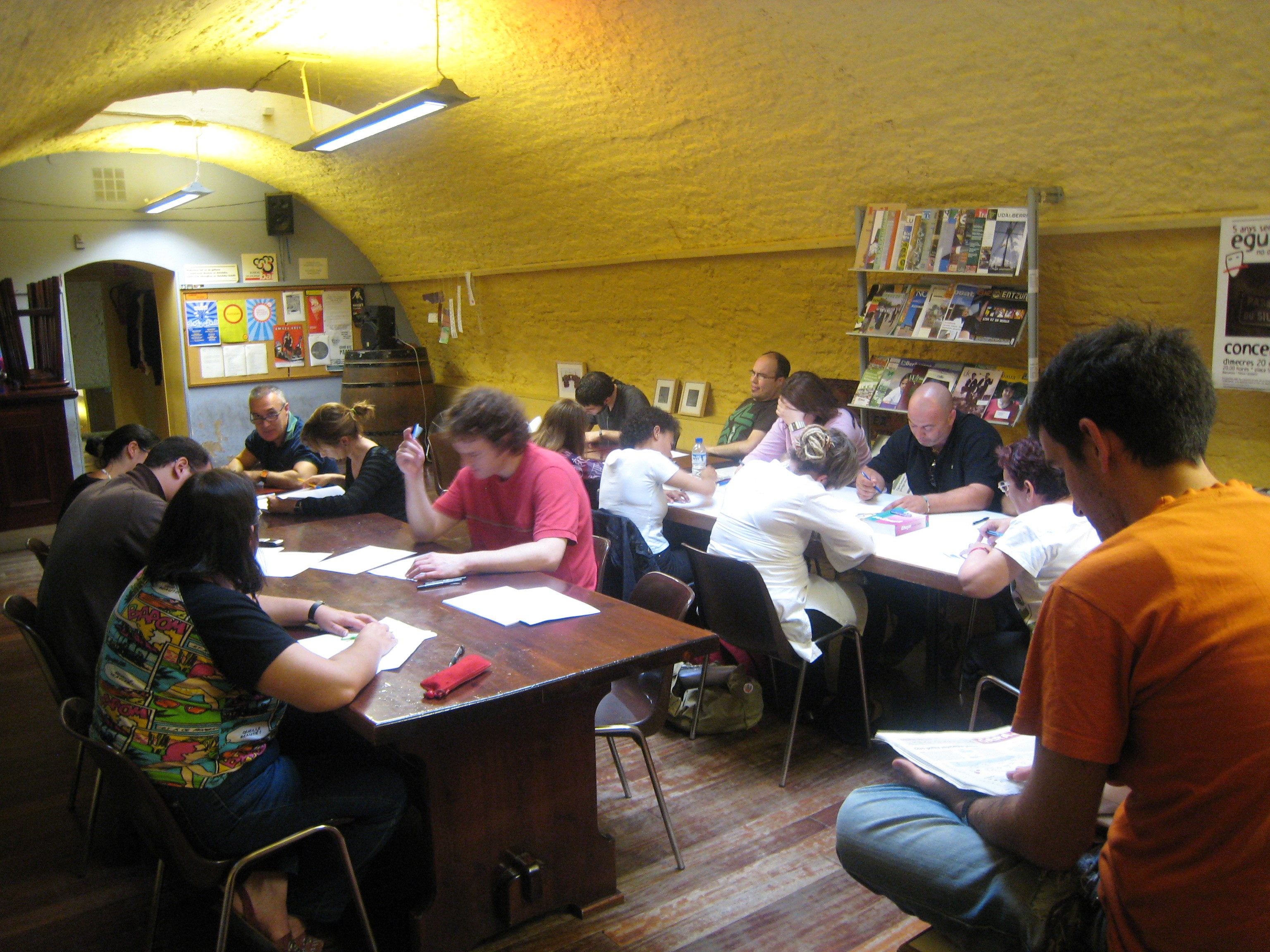 Alumnos de euskera de la Euskal Etxea de Barcelona realizando un examen