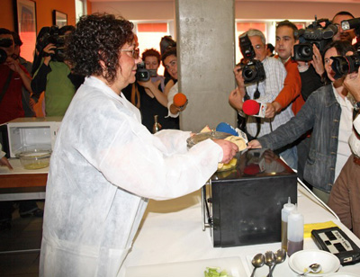 Una persona con deficiencia visual realizó una demostración en la presentación del libro 'Cocinar a ciegas'