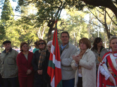 Los miembros del Centro Vasco de La Plata inauguraron el Jardín de la Paz con ikurriñas (foto Euzko Etxea) 