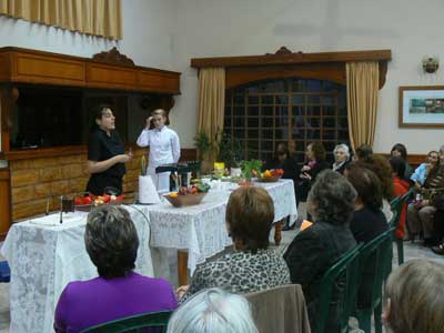 La cocinera Susana Rioja ofreció un curso taller de gastronomía vasca durante dos días (foto Centro Vasco de Chivilcoy)