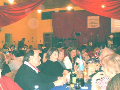 La cena del primer aniversario de la constitución oficial del Centro Vasco 'Hegoalde Argentinarra' reunió a más de doscientas personas (foto CV 'Hegoalde Argentinarra')