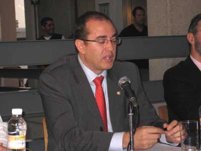 El escritor e investigador vasco Josu Ruiz de Gordejuela en la presentación de su libro en el Centro Cultural Español de México DF (foto Vascosmexico.com)