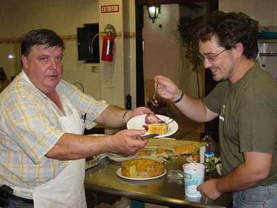 Los alumnos de euskera del profesor Gabriel Ceballos pudieron degustar una cena cocinada por Juanjo Arrieta, a la izquierda de la imagen, con el delantal (foto Vascosmexico.com)