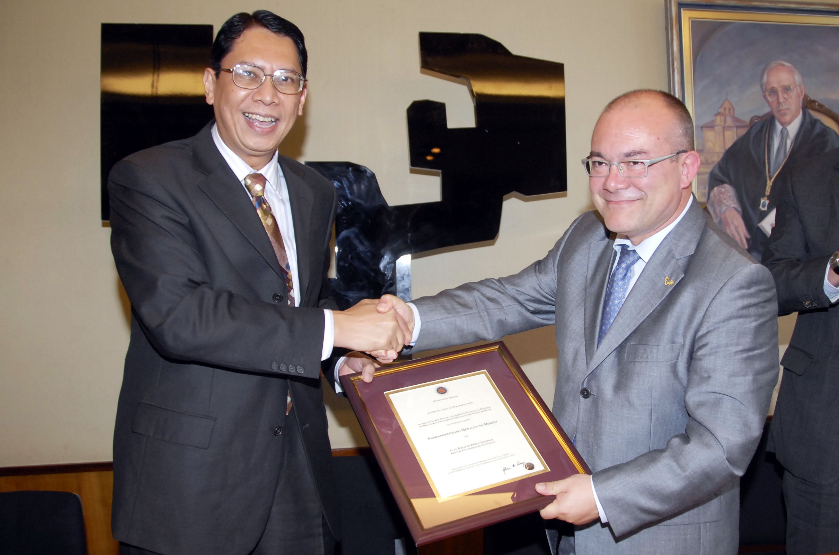 Thomas Aquino, viceministro de Comercio de Filipinas, entrega la medalla a Juan Ignacio Pérez, rector en funciones de la UPV-EHU