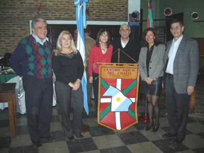 Los responsables del Centro Vasco 'Kotoiaren Lurra' celebraron la primera gran cena vasca del año junto a miembros de la Asociación Española de Socorros Mutuos (foto Kotoiaren Lurra)