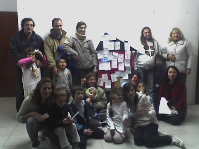 Miembros del grupo que celebró el Araba Euskara en Mar del Plata frente a la Ikastola soñada