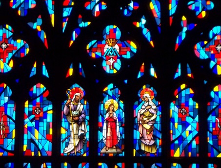 Lo medieval se encuentra con lo moderno en las vidrieras de St. Henry's Church en Bayonne, obra de Simon Berasaluce (foto JC)