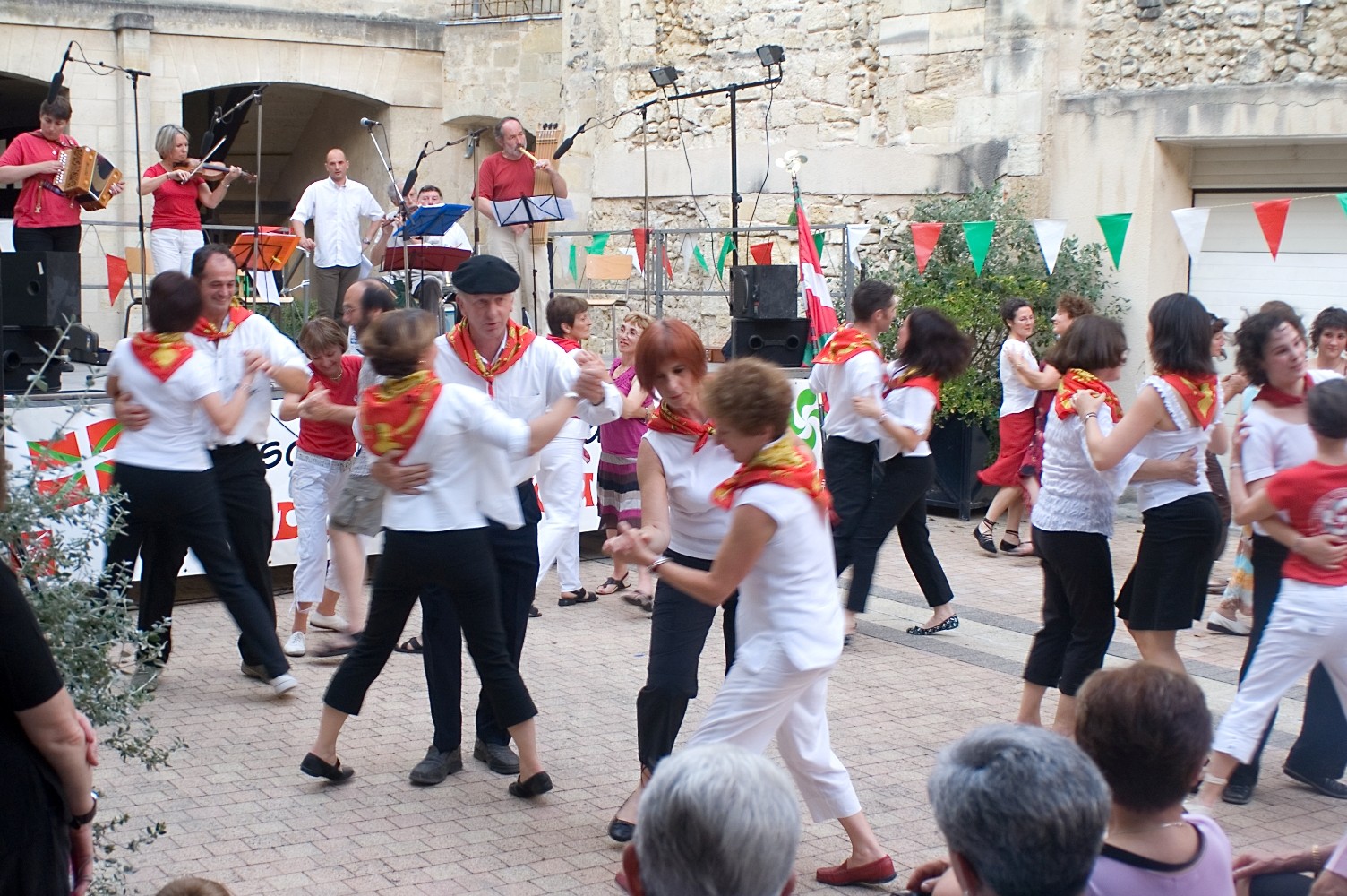 Los dantzaris de Bildu y miembros de Bestalariak se lanzaron a bailar hasta animar a los asistentes (fotos BordelekoEE)