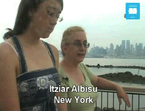 Itziar Albisu e Itsaso Kobayashi leyendo Gero en la Euskal Etxea de Nueva York
