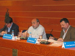Luis de Llera, José Angel Ascunce y Manuel Aznar Soler en una de las sesiones del Congreso (foto Hamaika Bide)