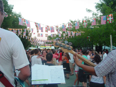 Verbena y baile popular durante la pasada edición de las fiestas vascas de 'San Inazio' en Boise. En primer término, miembros del grupo musical vasco boiseano 'Amuma says no' (foto EuskalKultura.com)