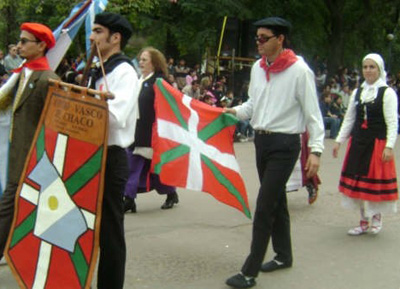 Miembros de la Euskal Etxea 'Kotoiaren Lurra' en pleno desfile por las calles de Resistencia (foto Centro Vasco 'Kotoiaren Lurra')