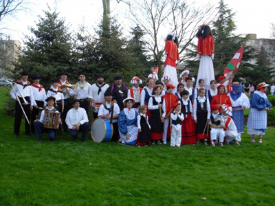 Los miembros de 'Denak Bat Taldea' en el carnaval de Colomiers celebrado este año (foto Denakbat.fr)