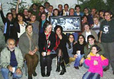 Grupo de amigos y colaboradores de Eusketxe en la sede de la entidad (foto EuskalKultura.com)