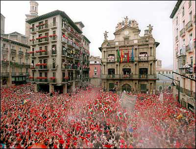 La plaza del ayuntamiento de Pamplona estará a rebosar el domingo con el chupinazo que da comienzo a los Sanfermines
