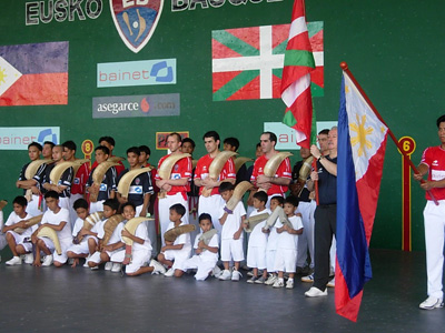 Pelotaris filipinos y vascos en una competición celebrada anteriormente en Filipinas (foto Eusko Basque)