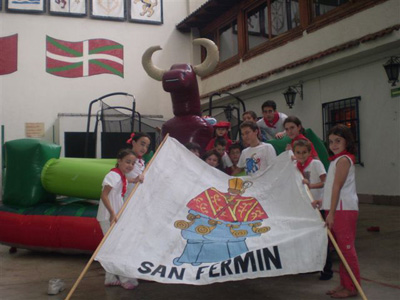 Los más jóvenes disfrutaron con un toro inflable en la fiesta de San Fermín (fotos Centro Vasco México)