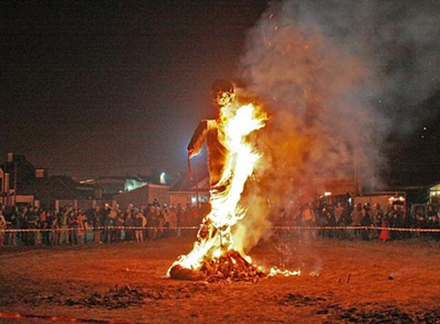 El Centro Vasco 'Denak Bat' de Cañuelas ahuyentó los malos espíritus con la quema de un muñeco gigante (foto InfoCañuelas.com)