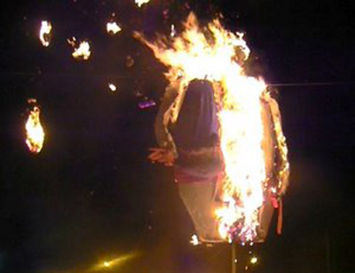 Los miembros del Centro Vasco 'Beti Aurrera' quemaron el muñeco gigante llamado 'Vasco de San Juan' (foto Centro Vasco de Chivilcoy)