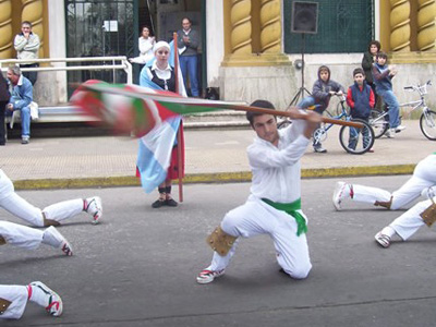 Un dantzari de la Euskal Etxea ondea la ikurriña ante los espectadores (foto 'Zingirako Euskaldunak')