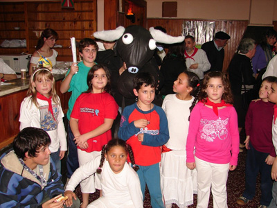 Los jóvenes que paticiparon en la 'Taberna de San Fermín' se fotografiaron con el toro (foto Centro Vasco Haize Hegoa)