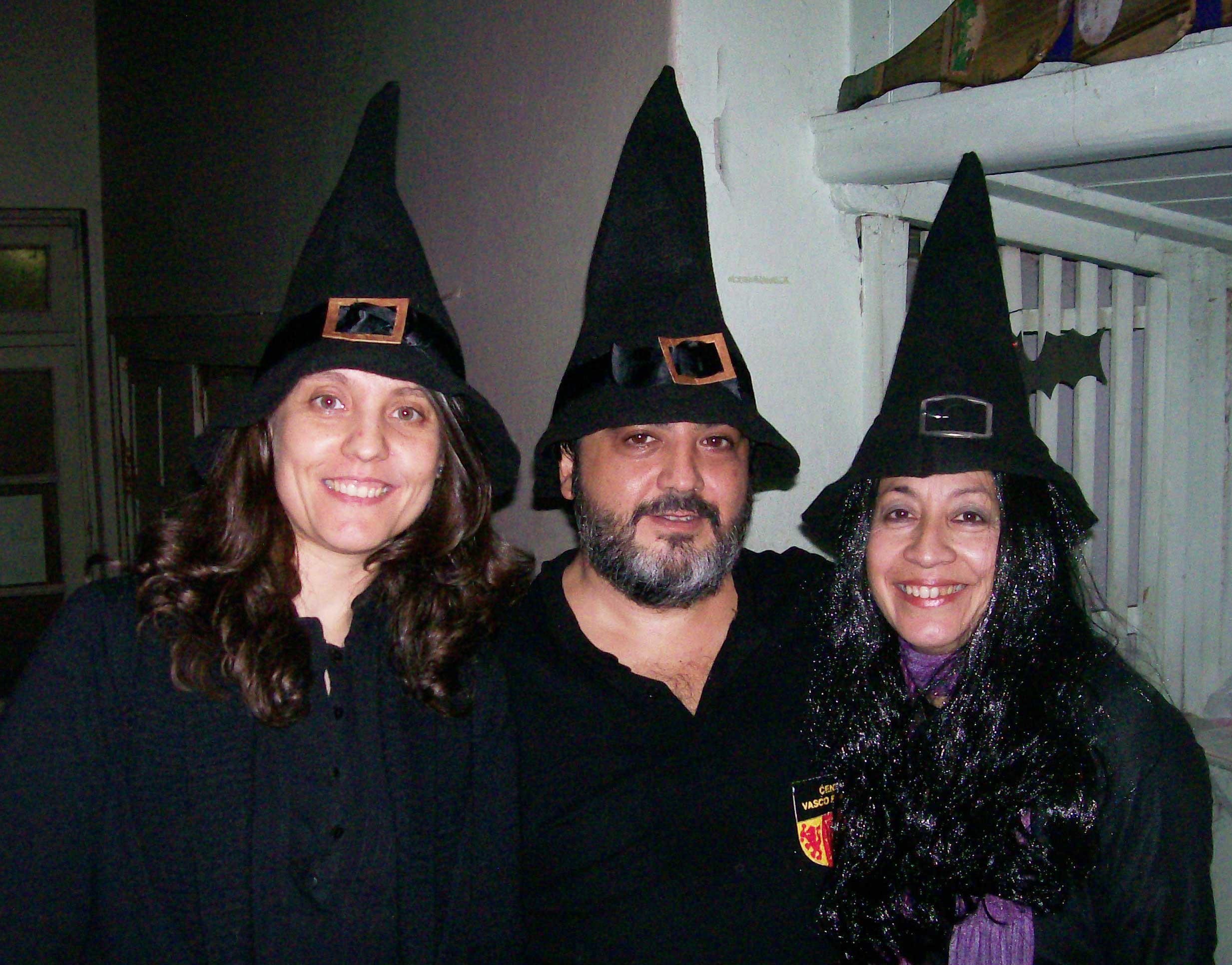 Mariana Arla, Carlos Martinez y Norma Ríos, organizadores de la fiesta, en la Cena de Brujas de Iparraldeko Euskal Etxea