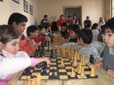 Los jóvenes ajedrecistas jugaron con entusiasmo el Torneo de Ajedrez celebrado en la sede de 'Urrundik' (foto Asociación Vasca 'Urrundik')