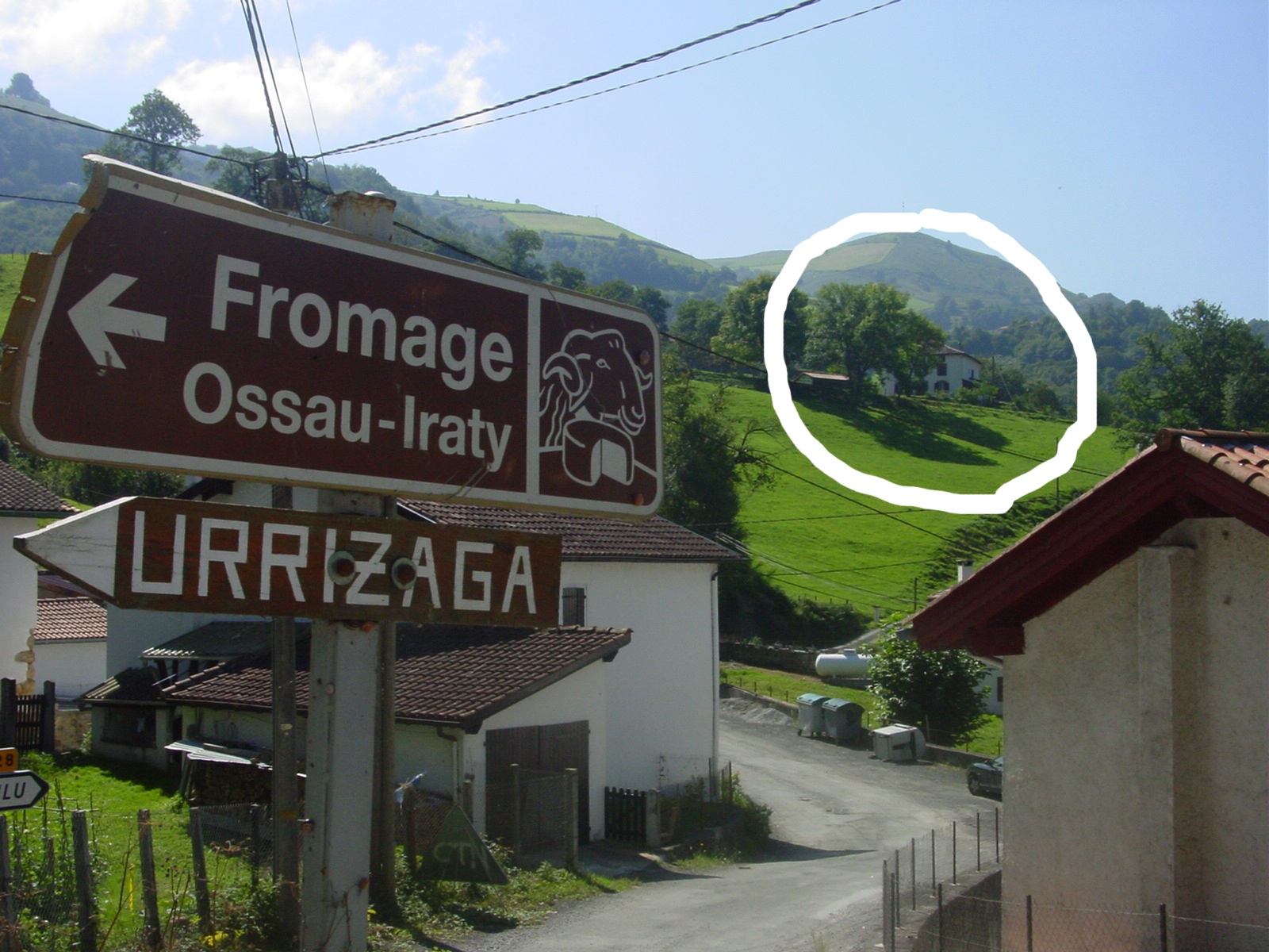 En el círculo, el caserío Zeztaua de Arnegi-Ondarrola (Baja Navarra), de donde partieron Pierre Urrizaga y sus hermanos a Norteamérica (foto EuskalKultura.com)