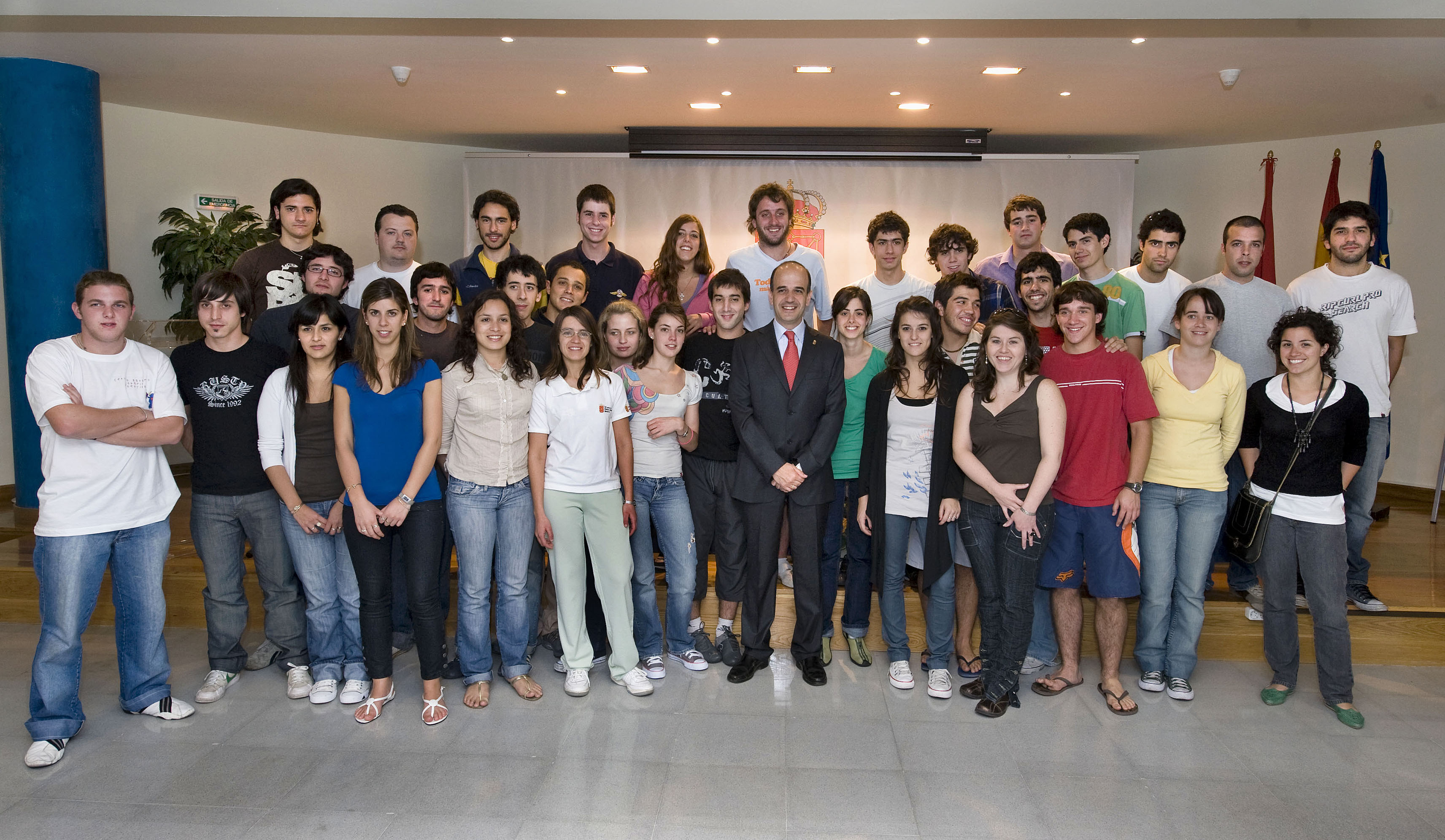 Los participantes del Curso Internacional Navarra 2008 en el acto de inauguración junto al consejero Alberto Catalán (foto navarra.es)