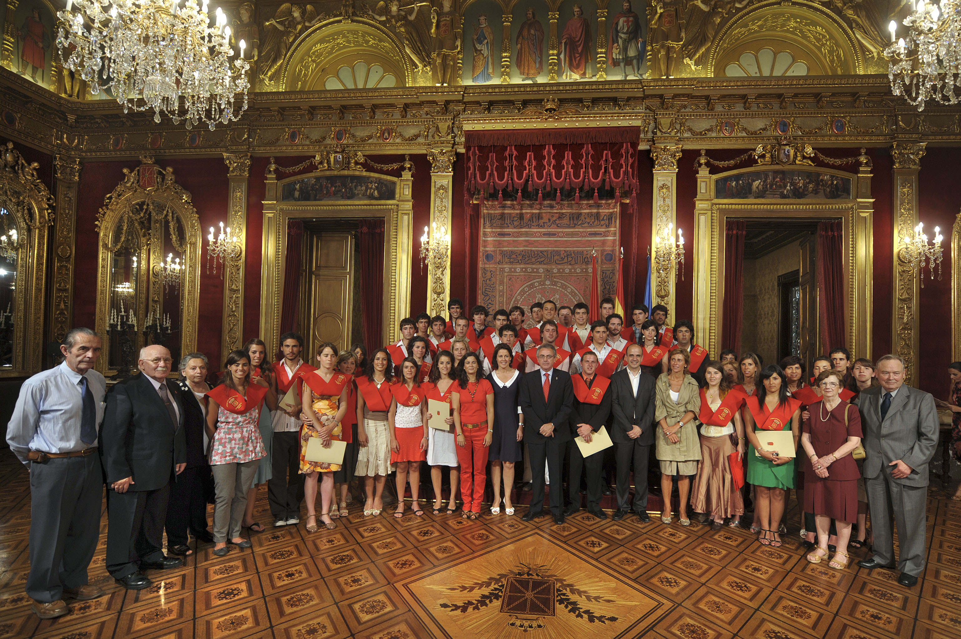 Los participantes en el curso fueron recibidos por el presidente foral Miguel Sanz (foto Navarra.es)