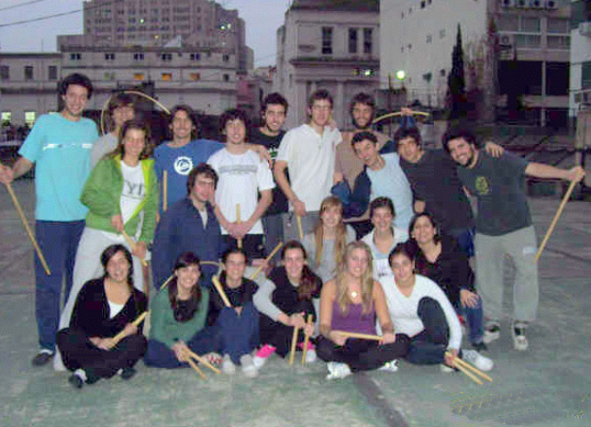 Varios de los dantzaris necochenses posan durante un ensayo