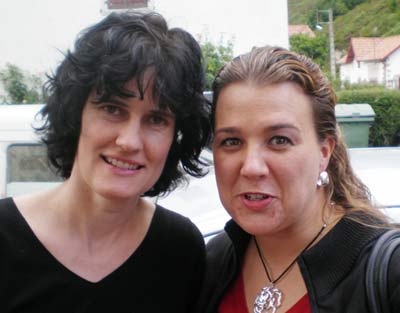 Begoña Echeverria y Andrea Bidart-Oteiza tras la actuación de Aldude (foto EuskalKultura.com)